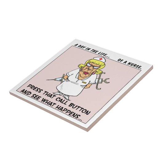 怒っているナースは大きい針と患者を脅します タイル (側面)