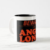 怒っている一匹狼 ツートーンマグカップ (正面左)