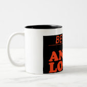 怒っている一匹狼 ツートーンマグカップ (左)