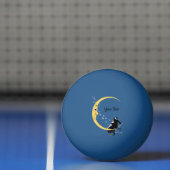 怒っている三日月形の月に坐るロマンチックなカップル 卓球ボール (ネット)