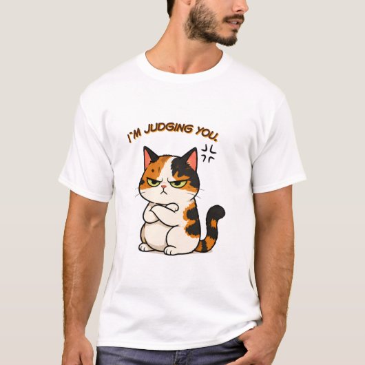 怒っている三毛猫 - あなたを判断します Tシャツ (正面)