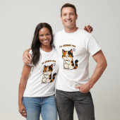 怒っている三毛猫 - あなたを判断します Tシャツ (ユニセックス)