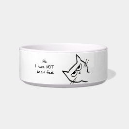 怒っている猫は食べ物を与えられませんでした! ボウル