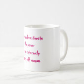 怒らせられた女性のマグ コーヒーマグカップ (正面右)