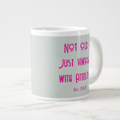 怒れる女王さま ピンクパンク ジャンボコーヒーマグカップ (正面右)