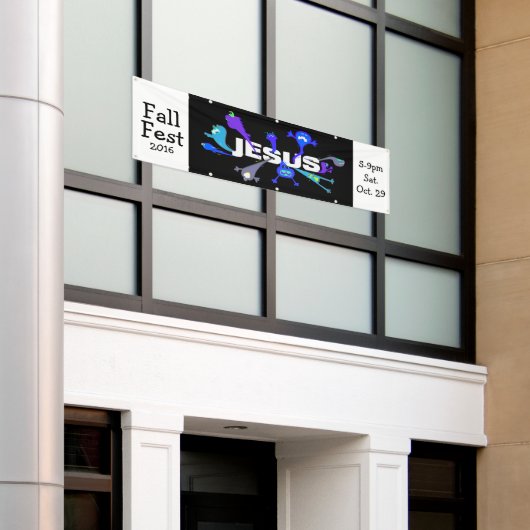 怖いイエス・ナイト 横断幕 (ビルの外側)