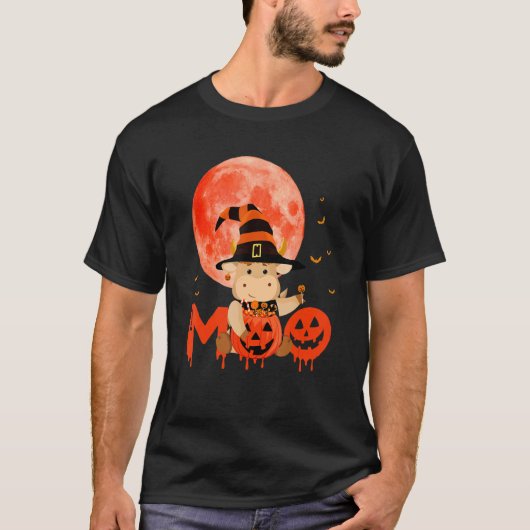 怖いカボチャの上でキャンディーを持った魔女の牛 M Tシャツ (正面)