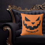 怖いハロウィーンのカボチャのちょうちんカスタムオレンジハローウィンパーティ クッション<br><div class="desc">この不気味なオレンジ色のハロウィーンの枕は笑顔のクールハロウィーンのカボチャのちょうちんと自分のパーソナライズされた文字を備えている。可愛くて怖いカスタムハウス。</div>