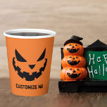 怖いハロウィーンのカボチャのちょうちんカスタムオレンジハローウィンパーティ 紙コップ<br><div class="desc">この不気味なオレンジ色のハロウィーンの紙カップは、微笑むカッコいいハロウィーンのカボチャのちょうちんと自分の文字を備えパーソナライズされたている。可愛くて怖いカスタムパーティー。</div>