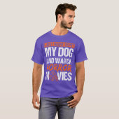 怖いペット犬とホラー映画を見る男性用W Tシャツ (正面フル)
