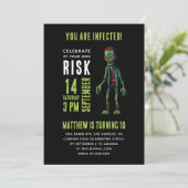 怖いユーモアたっぷりの黒いゾンビの子供たちの誕生日パーティー 招待状 (スタンド正面)