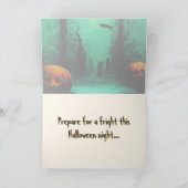 怖い墓地と彫られたカボチャのハロウィン カード (内部)