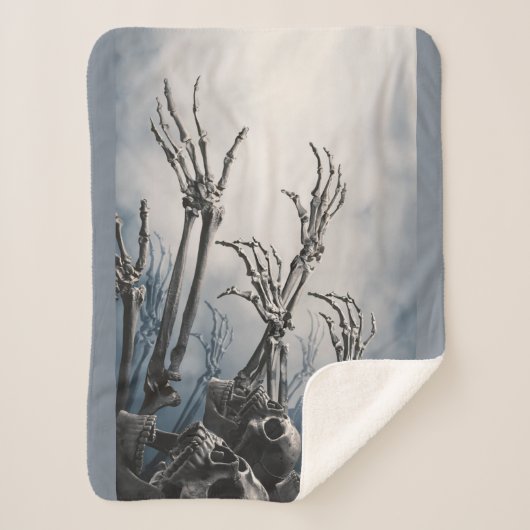 怖い墓地の手が月のハロウィンシェアーに達する シェルパブランケット (正面)