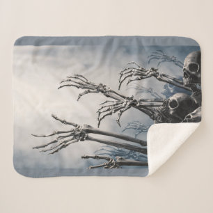 怖い墓地の手が月のハロウィンシェアーに達する シェルパブランケット