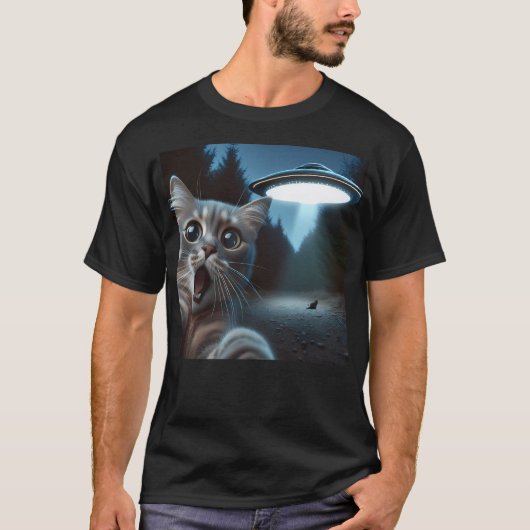 怖い猫がUfoと自撮る Tシャツ (正面)