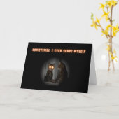 怖い目をした面白いハロウィンカー白熱［赤熱］光を放つド猫 カード (黄色い花)