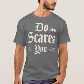 怖がらせることをする Tシャツ