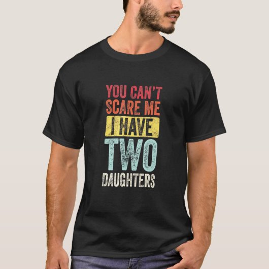 怖がらせる事が出来ない娘が2人いるレトロパパ Tシャツ (正面)
