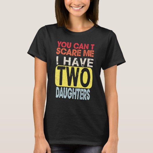 怖がらせる事が出来ない娘が2人いるレトロパパ Tシャツ (正面)