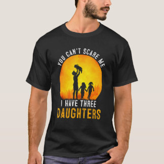 怖がらせる事が出来ない娘が3人いるレトロパパ Tシャツ