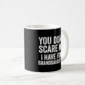 怖がらせる気はない孫娘4人父のD コーヒーマグカップ (正面右)