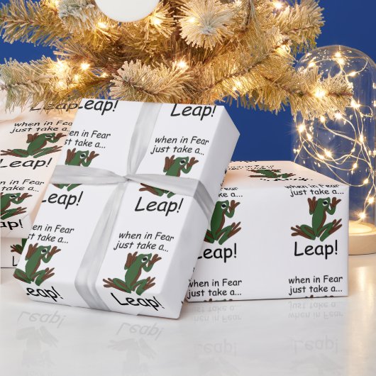 怖がるカエルが飛び跳ねる面白いデザイン ラッピングペーパー (クリスマス)