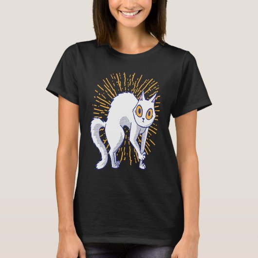 怖がる白猫 Tシャツ (正面)