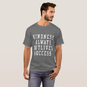 思いやりは成功よりいつも長く生きる バーシティタイプ Tシャツ (正面フル)