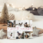 思い出すべき年 |レビューの年フォトコラージュ シーズンカード<br><div class="desc">今年のクリスマスには、家族と友人のために魅力的な年次レビュースタイルカードを作成し、家族の特別な瞬間の写真を共有する。ホリユニークティモダンー・カードのデザインはコラージュお気に入りの・レイアウトで6枚の写真を使用し、ご家族の名前とセンターを通して「思い出すべき年」を掲載。手書きのスクリプトアクセント付きのクランベリー赤と柔らかい炭のレタリングは、この休日の写真カードをミニマルモダンリストに感じ貸し出す。</div>