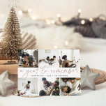 思い出すべき年 |レビューの年フォトコラージュ シーズンカード<br><div class="desc">今年のクリスマスには、家族と友人のために魅力的な年次レビュースタイルカードを作成し、家族の特別な瞬間の写真を共有する。ホリユニークティモダンー・カードのデザインはコラージュお気に入りの・レイアウトで6枚の写真を使用し、ご家族の名前とセンターを通して「思い出すべき年」を掲載。バラ自然粘土と手書き文字アクセント付きの柔らかい炭のレタリングは、この休日の写真カードをミニマルモダンリストに貸し感じてくさい。</div>