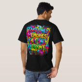 思い出だけを持ち帰り、足跡だけを残す Graffiti Tシャツ (裏面フル)