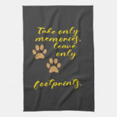 思い出だけを撮離れり、足跡だけ。 キッチンタオル (縦)