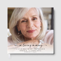 思い出の中で写真を満喫する葬儀