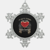 思い出を愛しながら、翼が準備できていました。 スノーフレークピューターオーナメント (正面)