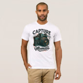 思い出を撮るレトロカメラアートTシャツ Tシャツ (正面フル)