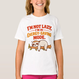 怠けているわけじゃない – エネルギー節約モード ロゴ Tシャツ