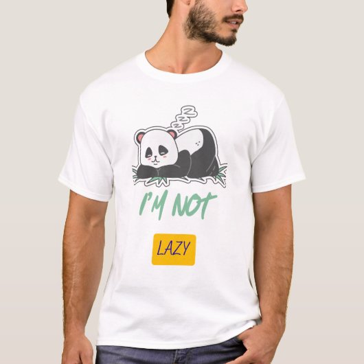 怠け者じゃないパンダTシャツ – 楽な気持ちのTシャツ Tシャツ (正面)