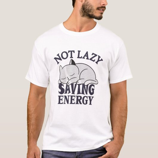 怠け者じゃない、エネルギーを節約中ニャ Tシャツ (正面)