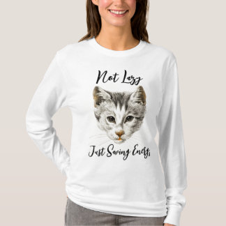怠け者じゃない、エネルギーを節約中 – かわいい猫デザイン Tシャツ