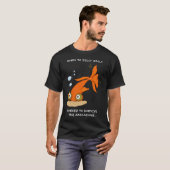 怠け者として生まれ、終末を生き残ることを余儀なくされた Tシャツ (正面フル)