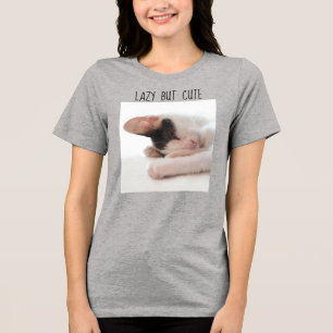 怠惰だが可愛い子猫フォト猫好きユーモアおもしろい トライブレンドＴシャツ
