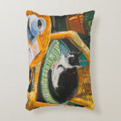 怠惰な日曜日の朝 | コージーキャット&コーヒ絵を描ーズ アクセントクッション (正面(垂直))