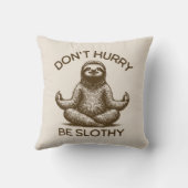 急いではいけないスロシーな生活アドバイス平和なスロース クッション (裏面)