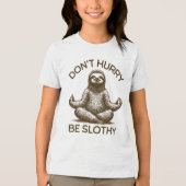 急いではいけないスロシーな生活アドバイス平和なスロース トライブレンドTシャツ (正面)