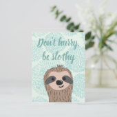 急いではいけないスロシー可愛いスロース引用文 ポストカード (スタンド正面)