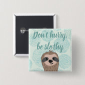 急いではいけないスロシー可愛いスロース引用文 缶バッジ (正面&裏面)