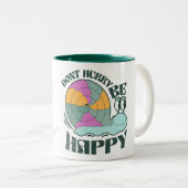 急いではいけない幸せでかわいいカタツムリデザイン ツートーンマグカップ (正面右)