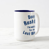 "急がせないで下さい私を、私待っていますどたん場を" ツートーンマグカップ (正面右)