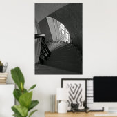 急な階段を下りる(&W) ポスター (ホームオフィス)