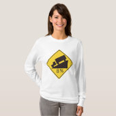 急勾配交通標識 トラック輸送 注意喚起 Tシャツ (正面フル)